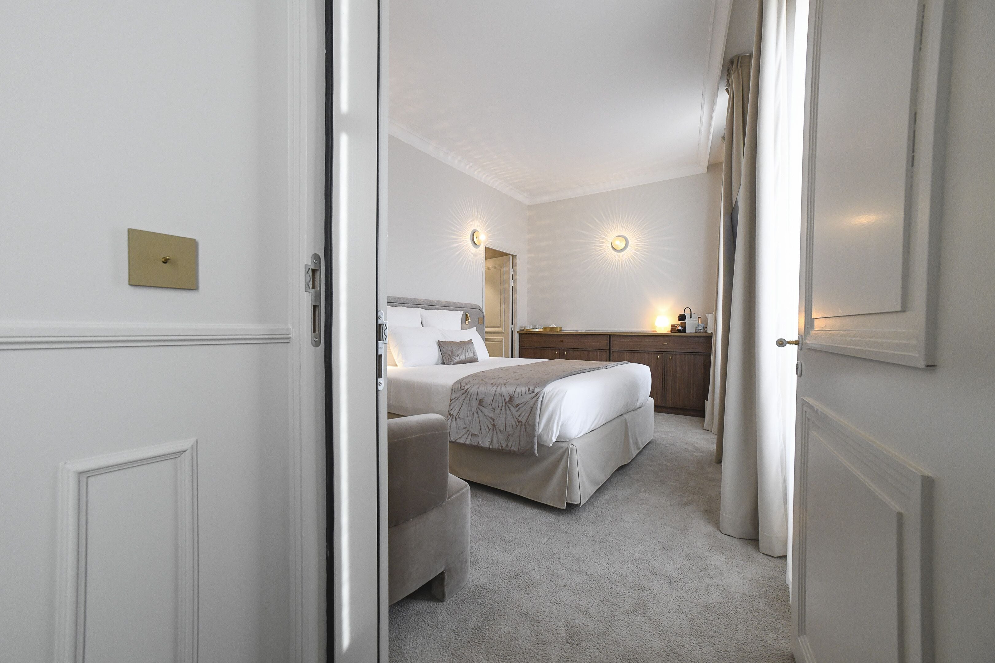 Een slaapkamer met een bed, nachtkastje en een kledingkast.