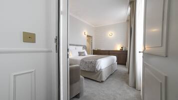 Een slaapkamer met een bed, nachtkastje en een kledingkast.