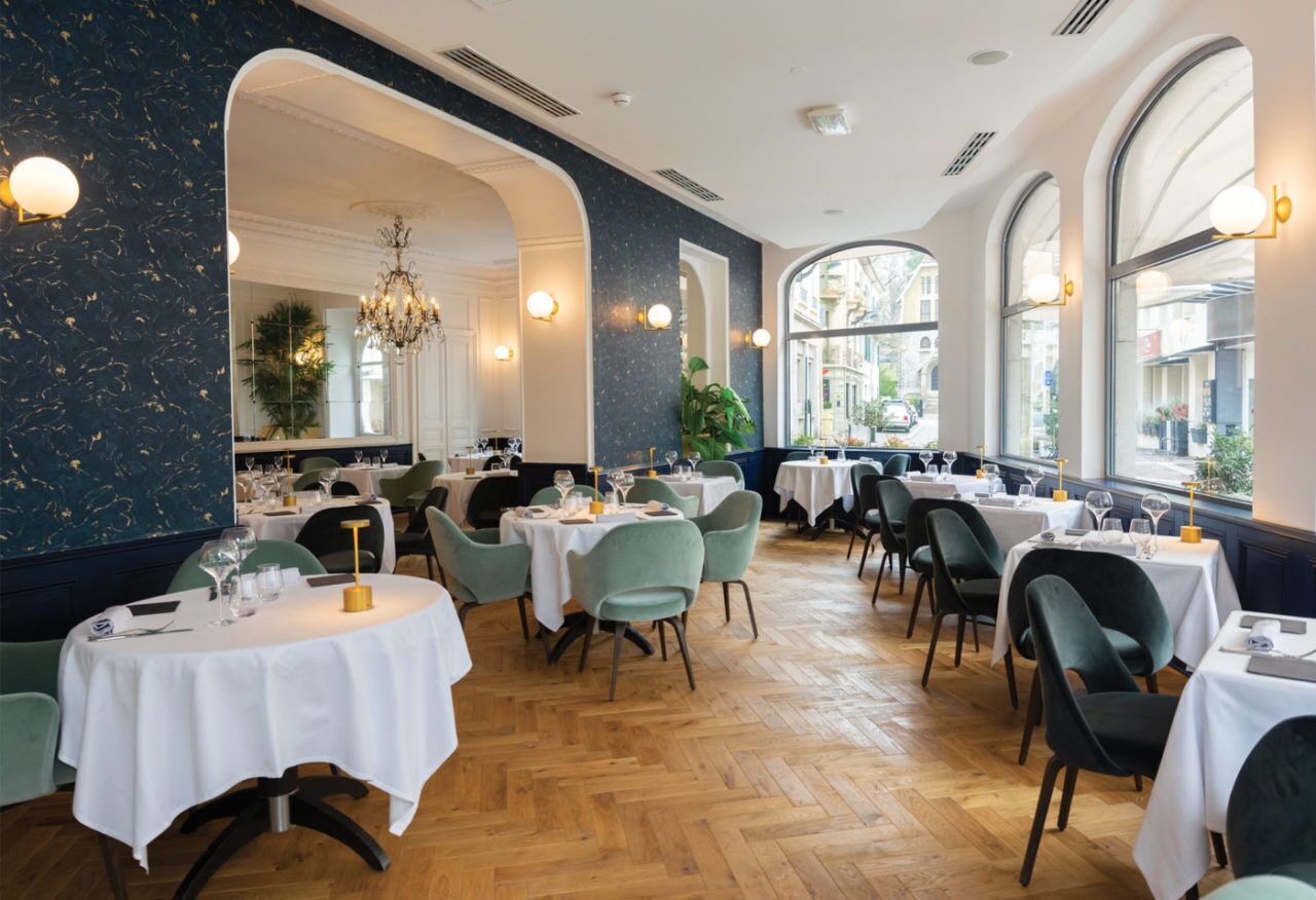 2 restaurantes; se sirven almuerzos, cenas y cocina francesa 