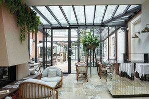 每日供应自助式早餐（每人 EUR 23）