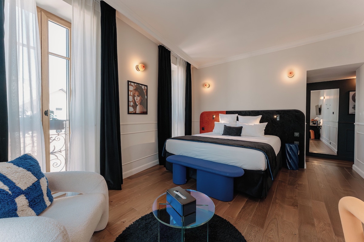 Junior suite (Deluxe) | Een minibar, een kluis op de kamer, een bureau, geluiddichte muren