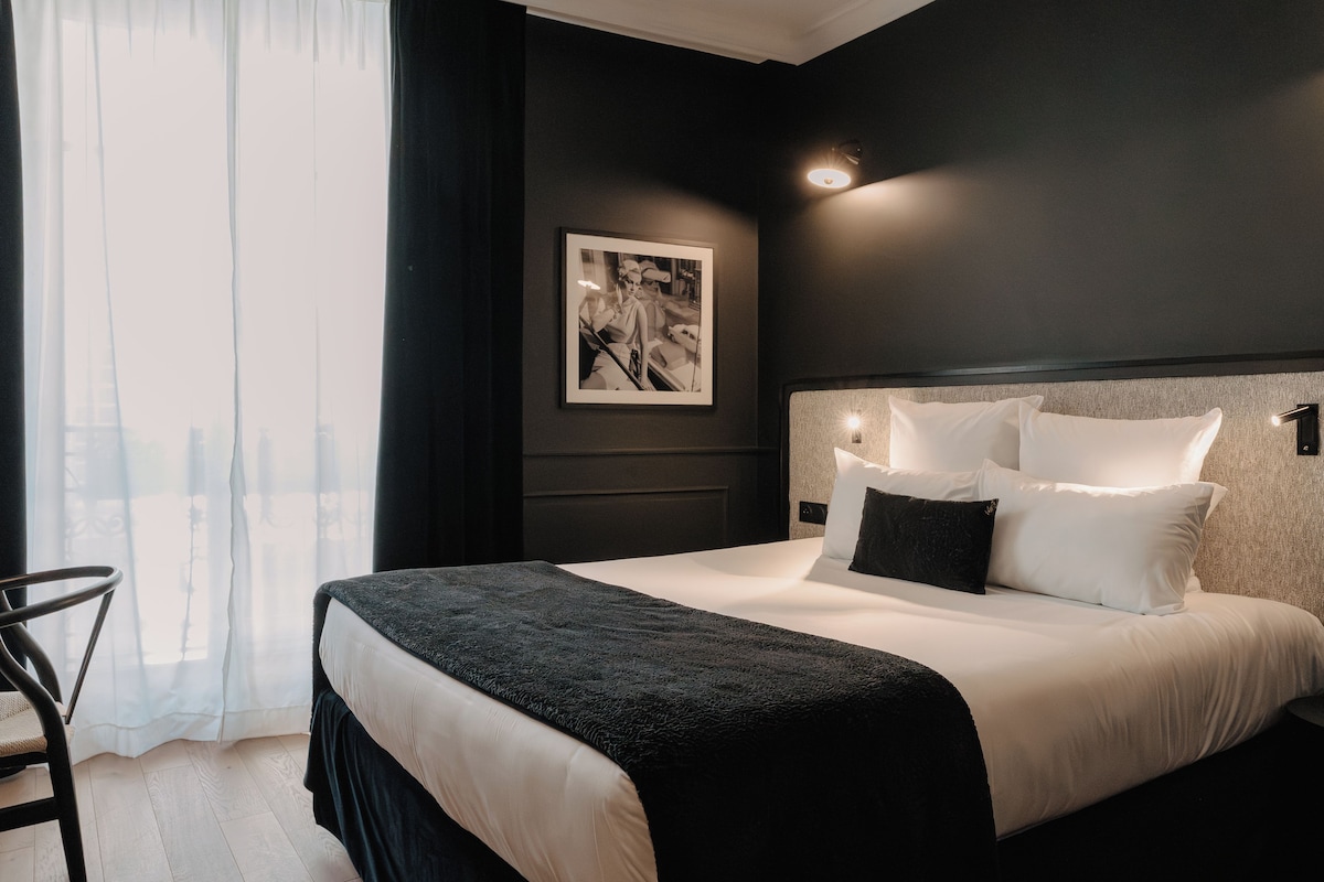Kamer (Cosy) | Een minibar, een kluis op de kamer, een bureau, geluiddichte muren