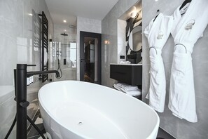 Junior suite (Deluxe) | Badkamer | Gratis toiletartikelen, een haardroger, badjassen, handdoeken