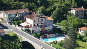 A hotel with a swimming pool, a restaurant, and a parking area. - Logis Hotel Restaurant Du Pont (Saint-Cirgue)