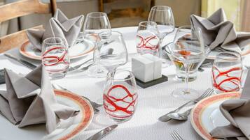 Ett dukat bord för en måltid, med tallrikar, glas och bestick.