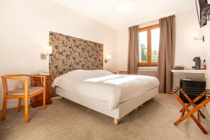 In-room safe, soundproofing, free cots/infant beds, rollaway beds - Logis Hotel Restaurant Du Pont (Saint-Cirgue)