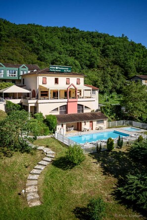 Front of property - Logis Hotel Restaurant Du Pont (Saint-Cirgue)