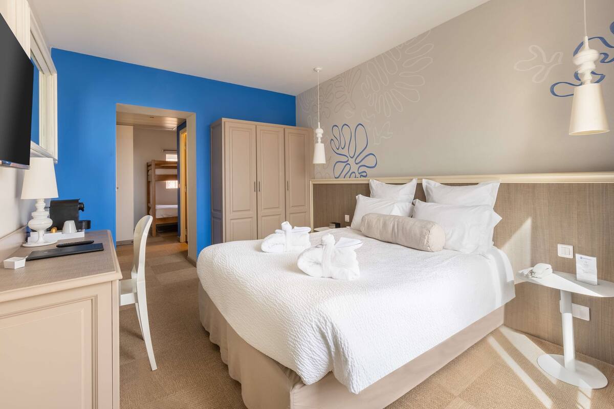 ファミリー ルーム ベッド (複数台) 禁煙 (Twin bed on request) | ミニバー、セーフティボックス (室内)、デスク、ノートパソコン用作業スペース