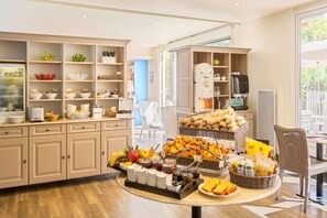 Daily buffet breakfast for a fee - Best Western Hotel Matisse (Sainte-Maxime)