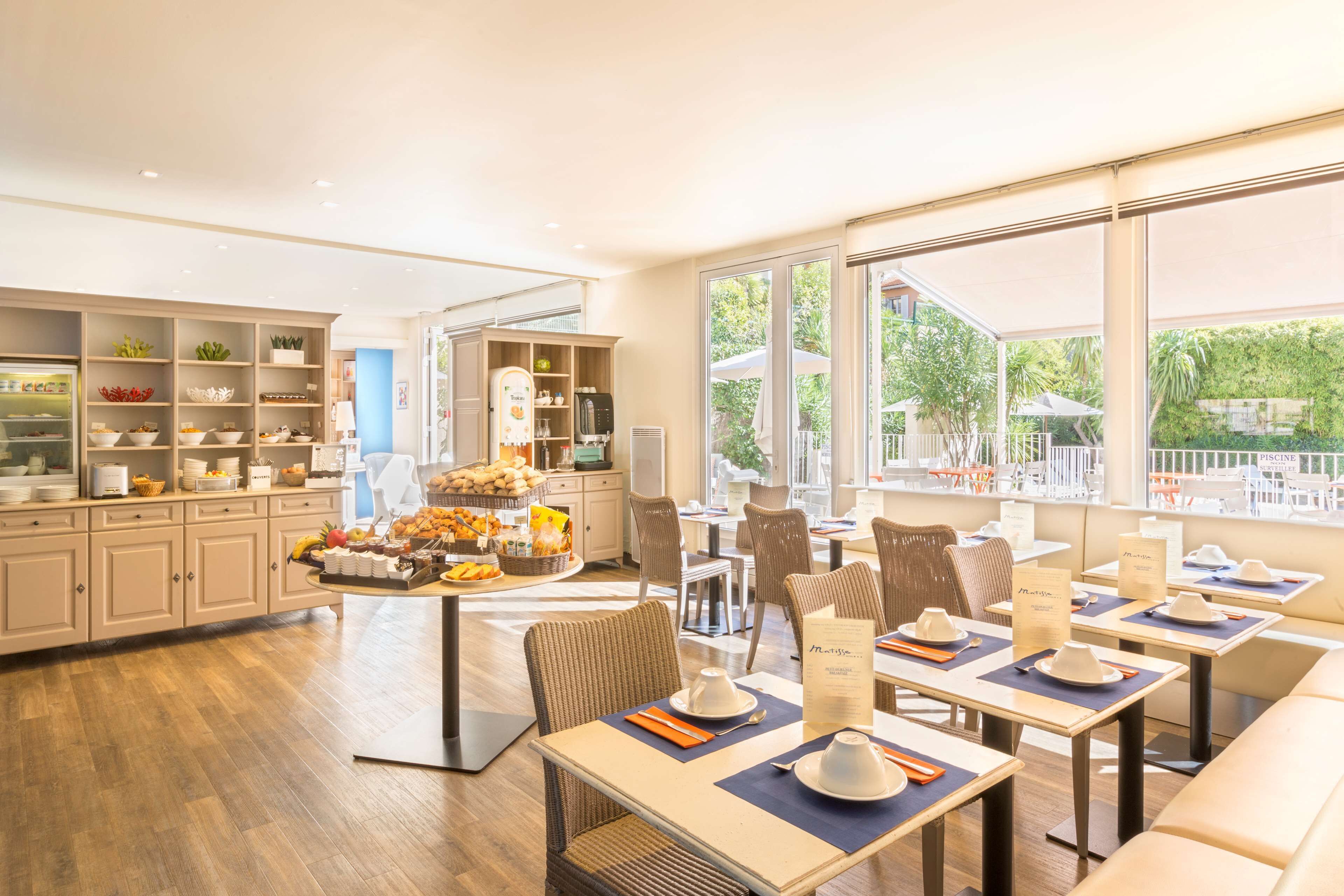 Petit déjeuner buffet (15.5 EUR par personne)