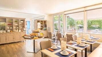 Petit déjeuner buffet (15.5 EUR par personne)