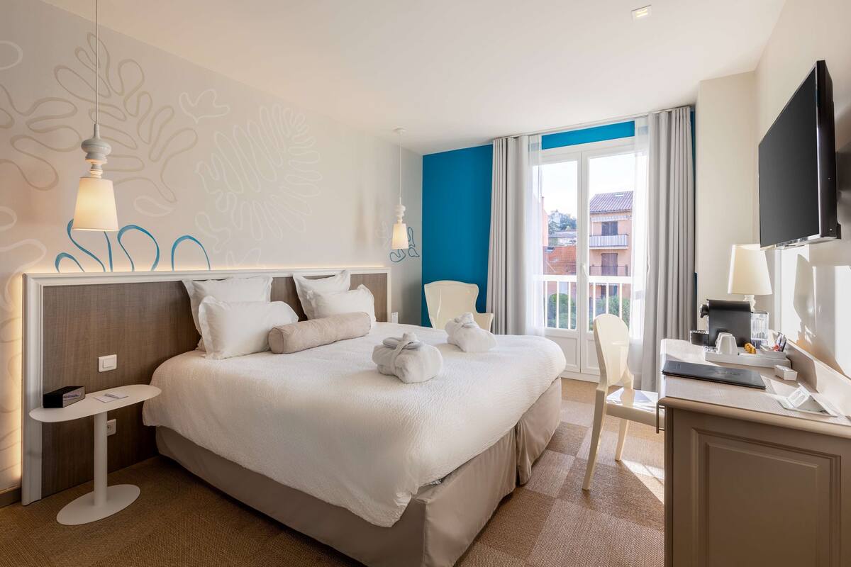 スーペリア ルーム クイーンベッド 1 台 禁煙 (Twin bed on request) | ミニバー、セーフティボックス (室内)、デスク、ノートパソコン用作業スペース