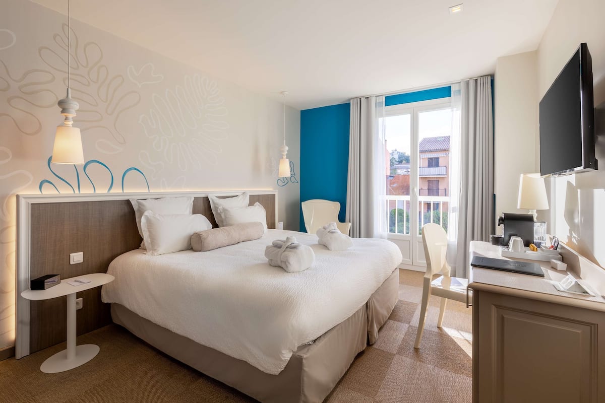 Superior Room, 1 Queen Bed, Non Smoking (Twin bed on request) | Minibar, in-room safe, desk, laptop workspace