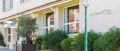 A hotel with a sign reading "matiss HOTEL".