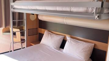 Standaard kamer, meerdere bedden (1 Double and 1 Single bed) | Individueel gemeubileerd, een bureau, verduisterende gordijnen