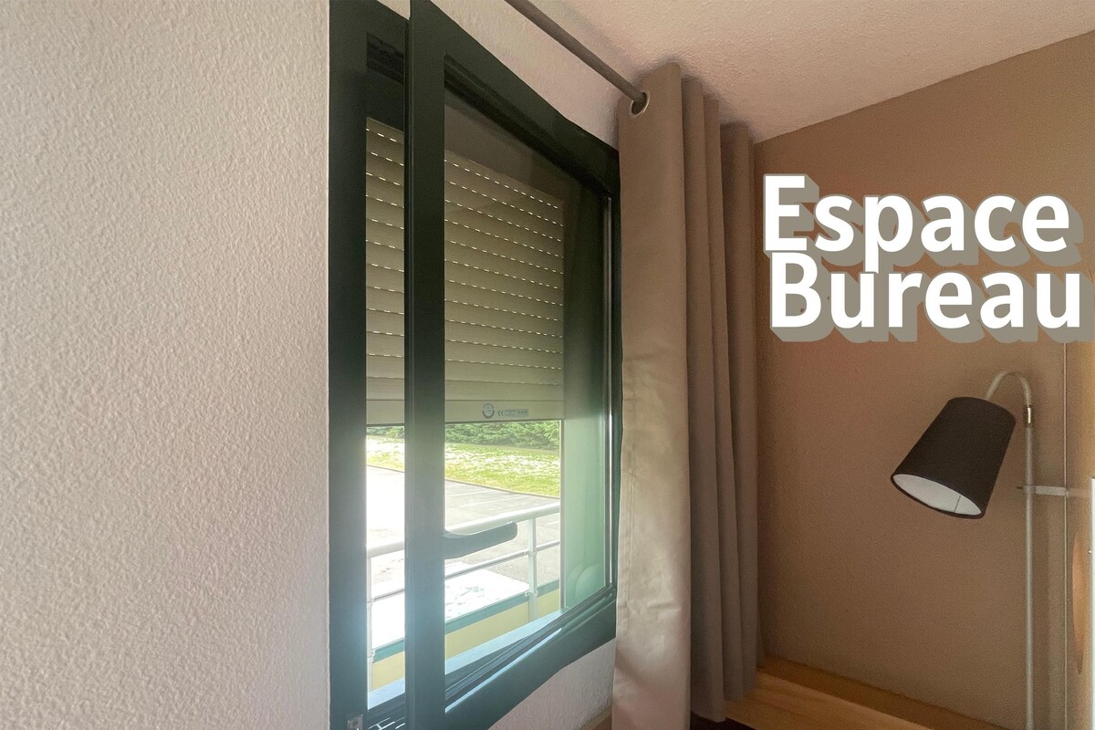 Una habitación con ventana, lámpara y enchufe en la pared.