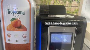 Une machine à café dotée d’un écran et d’un distributeur de boissons.