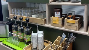Een ontbijtbuffet met diverse soorten eten en toevoegingen.