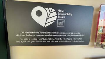 Un cartel que indica que el hotel está verificado por el Consejo Mundial de Viajes y Turismo por su sostenibilidad.