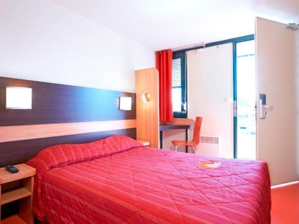 Individually furnished, desk, blackout curtains, soundproofing