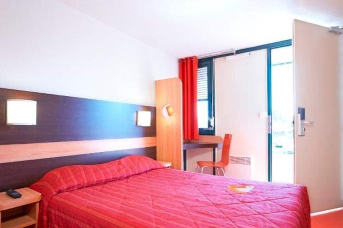 Individually furnished, desk, blackout curtains, soundproofing