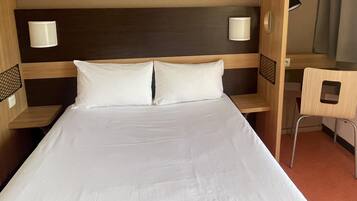 Individualmente mobiliados, escrivaninha, cortinas blackout