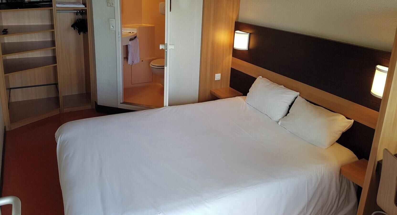 Muebles diferentes, escritorio y cortinas blackout 