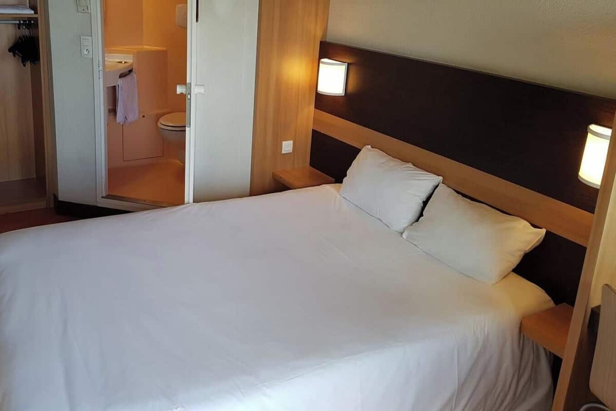 Individually furnished, desk, blackout curtains, soundproofing