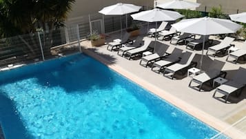 Piscine extérieure (ouverte en saison), parasols de plage