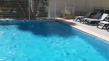 Piscine extérieure (ouverte en saison), parasols de plage