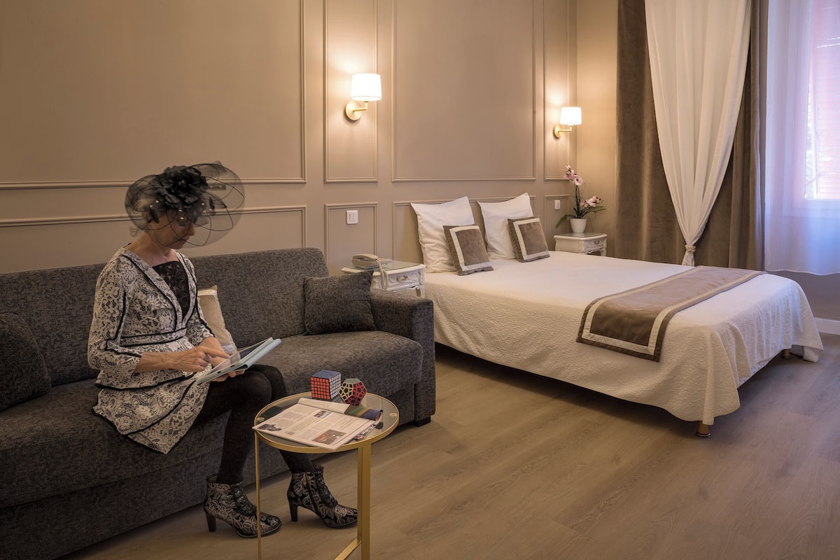 Escritorio, wifi gratis y ropa de cama