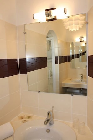 Superior Double Room | Bathroom