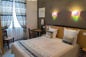 Escritorio, wifi gratis y ropa de cama