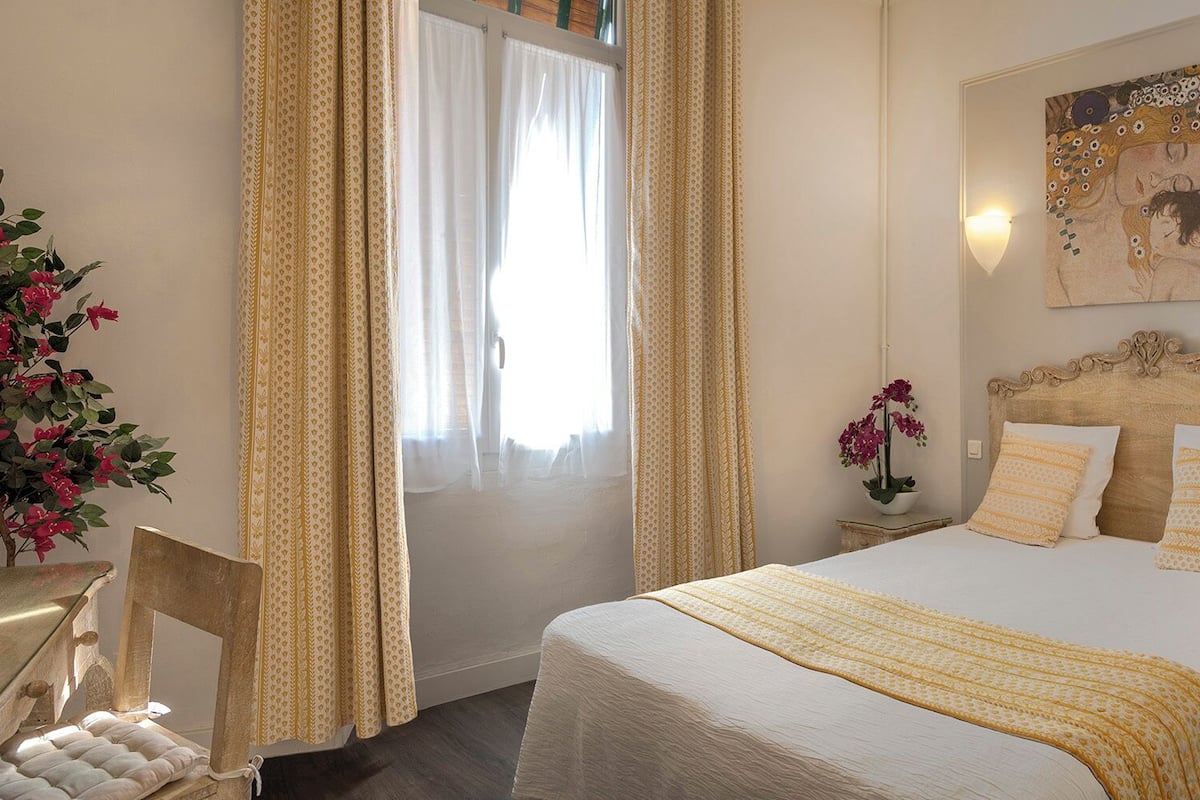 Escritorio, wifi gratis y ropa de cama