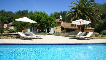 Piscina externa, guarda-sóis, espreguiçadeiras