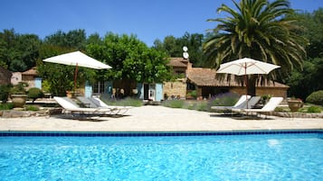 Piscine extérieure, parasols de plage, chaises longues