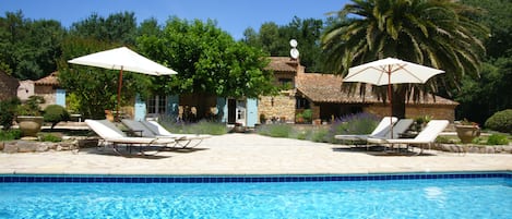 Piscine extérieure, parasols de plage, chaises longues