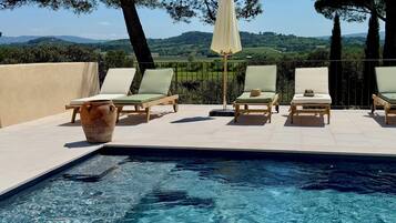 Piscina stagionale all'aperto, ombrelloni da piscina, lettini