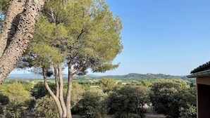 A garden with trees and a view of distant hills. - Le Mas de Garrigon - Boutique Hôtel & Spa (Roussillon)