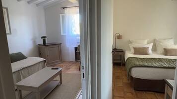 Suite Deluxe, 1 camera da letto, terrazzo, vista valle | 1 camera, biancheria da letto di alta qualità, minibar