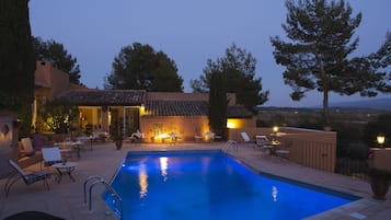 Seasonal outdoor pool, open 8:30 AM to 7:00 PM, pool umbrellas
