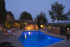 Piscine extérieure (ouverte en saison), parasols de plage