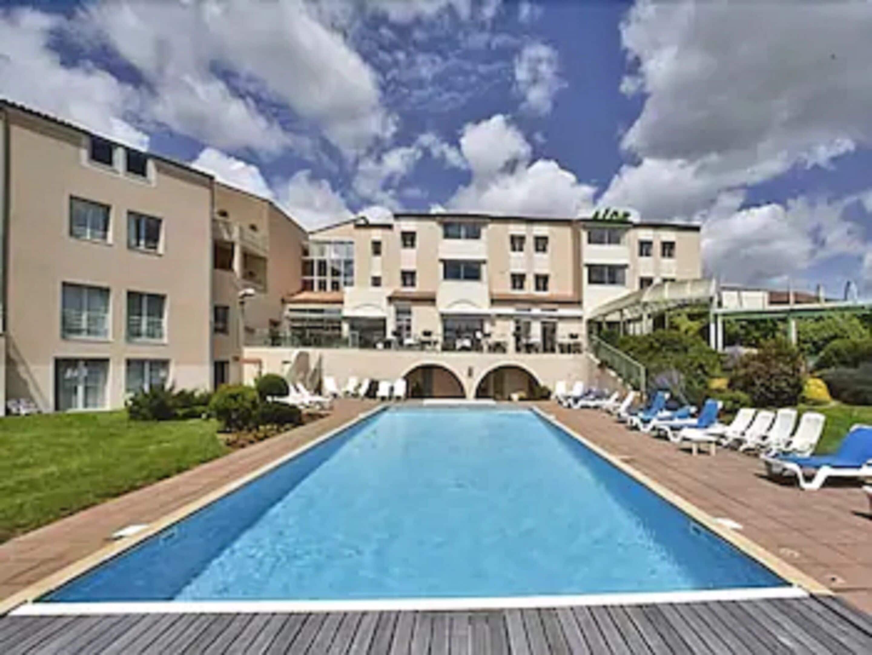 seasonal outdoor pool, open 9:00 am to 9:00 pm, pool loungers