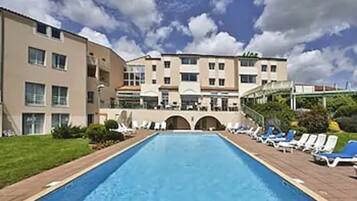 AuĂenpool (je nach Saison geöffnet), LiegestĂŒhle