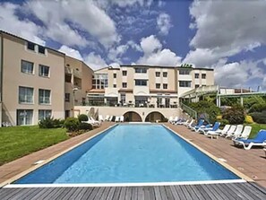 Seasonal outdoor pool, open 9:00 AM to 9:00 PM, pool loungers - Hôtel-Restaurant Aloé (Les Herbiers)