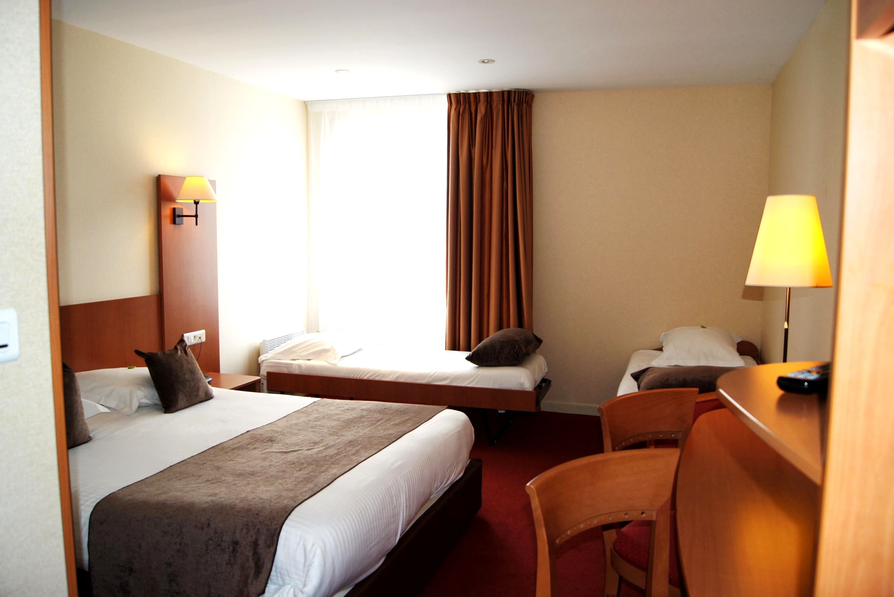 classic quadruple room (for 4 persons) | desk, soundproofing, iron/ironing board, free wifi