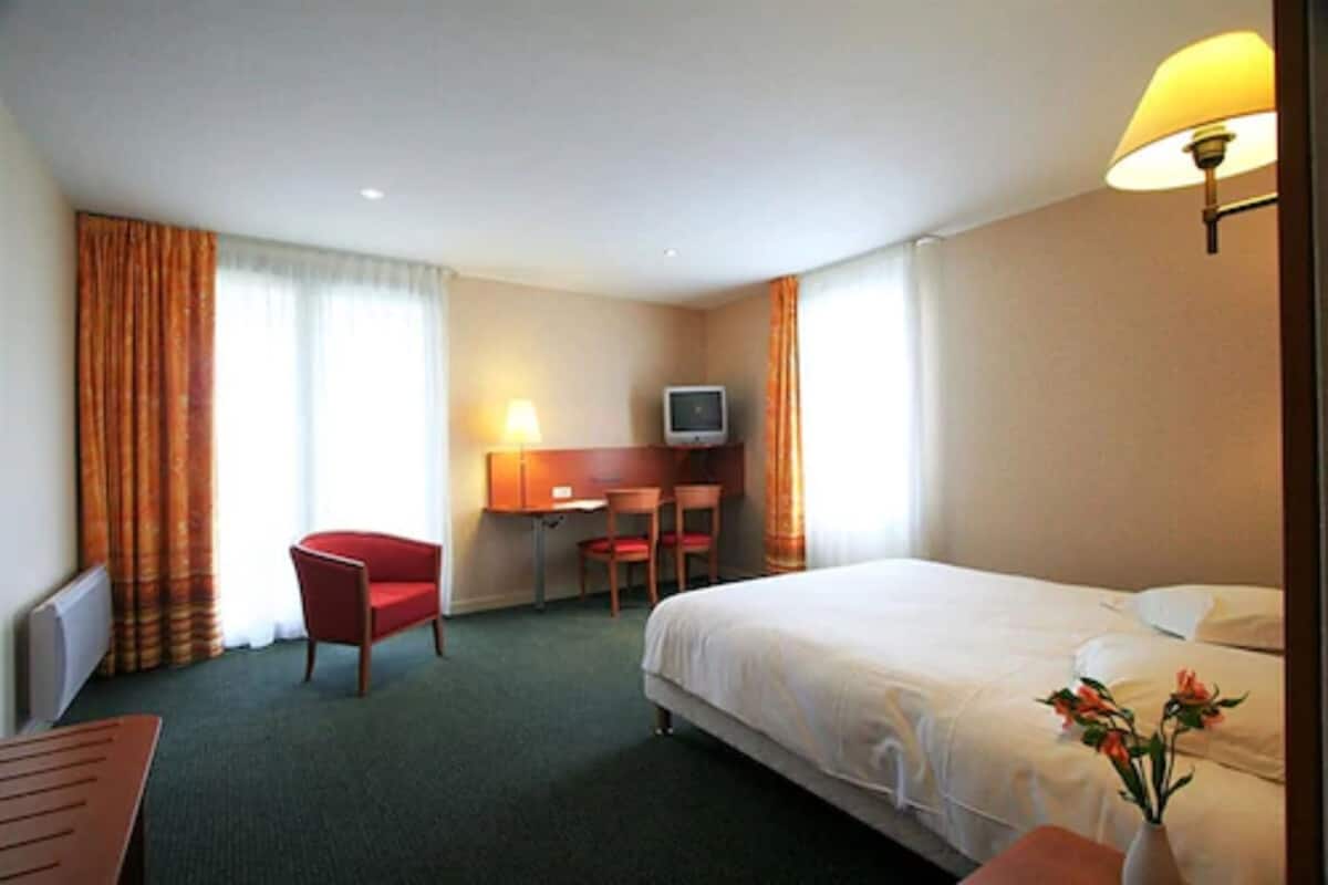 Chambre Double Classique, accessible aux personnes à mobilité réduite | Bureau, chambres insonorisées, fer et planche à repasser, Wi-Fi gratuit