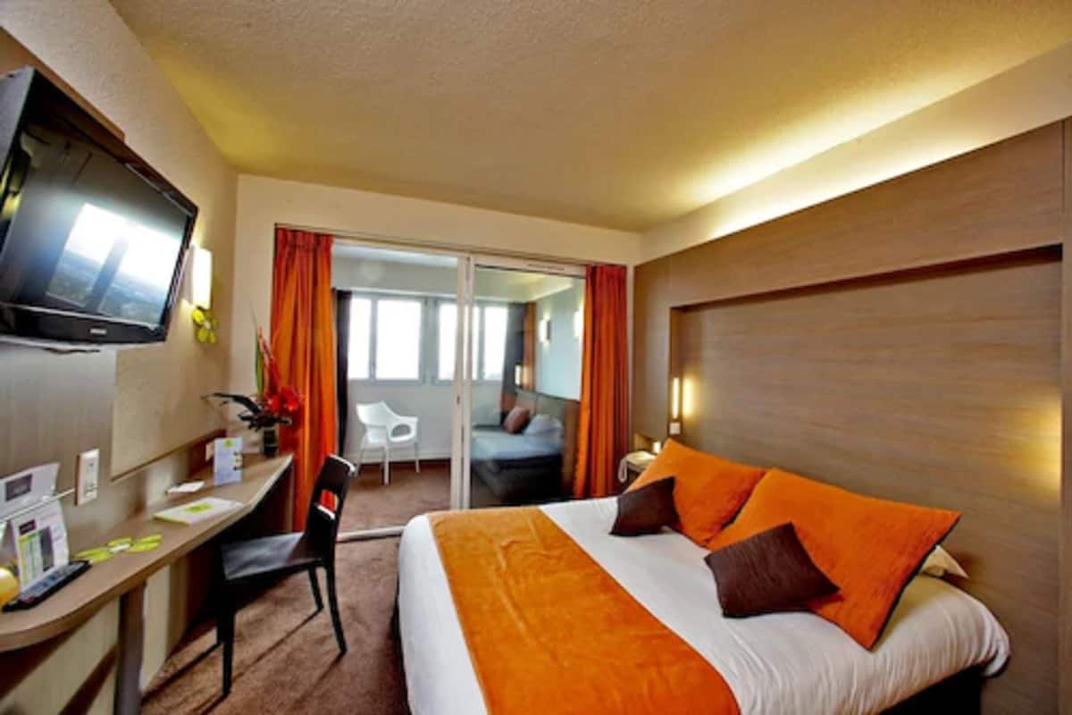 Junior Suite | Desk, soundproofing, iron/ironing board (on request), WiFi (free)