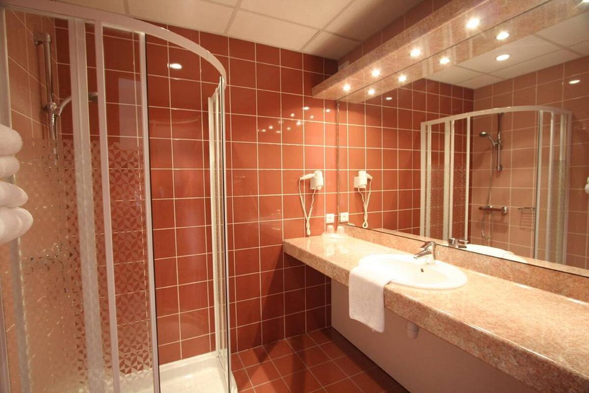 superior double room, 1 double bed | bathroom | shower, free toiletries, hair dryer, towels