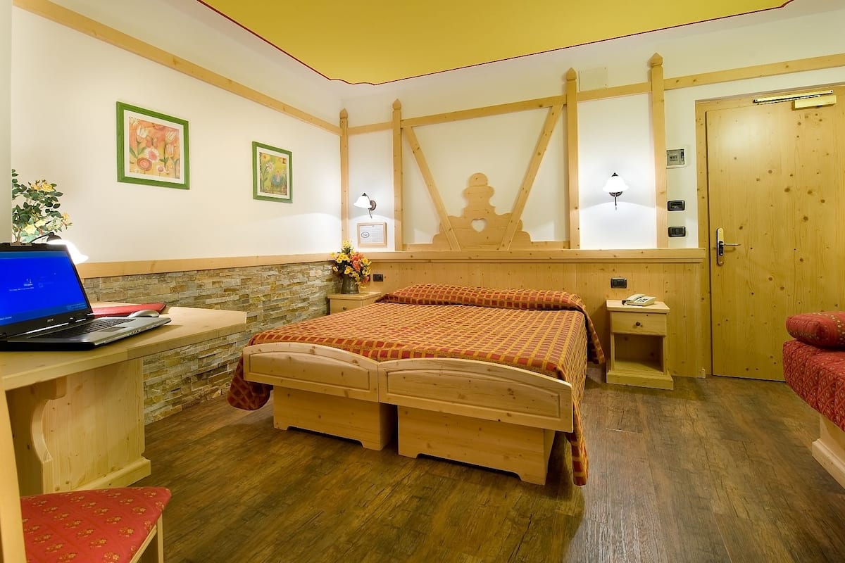 Hypo-allergenic bedding, in-room safe, desk, soundproofing